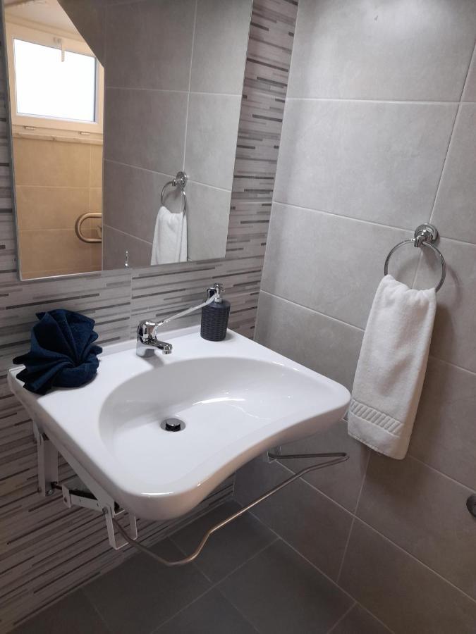 Hall 92 Quartos Com Wc Em Moradia Com Piscina A-Das-Lebres Loures Zewnętrze zdjęcie