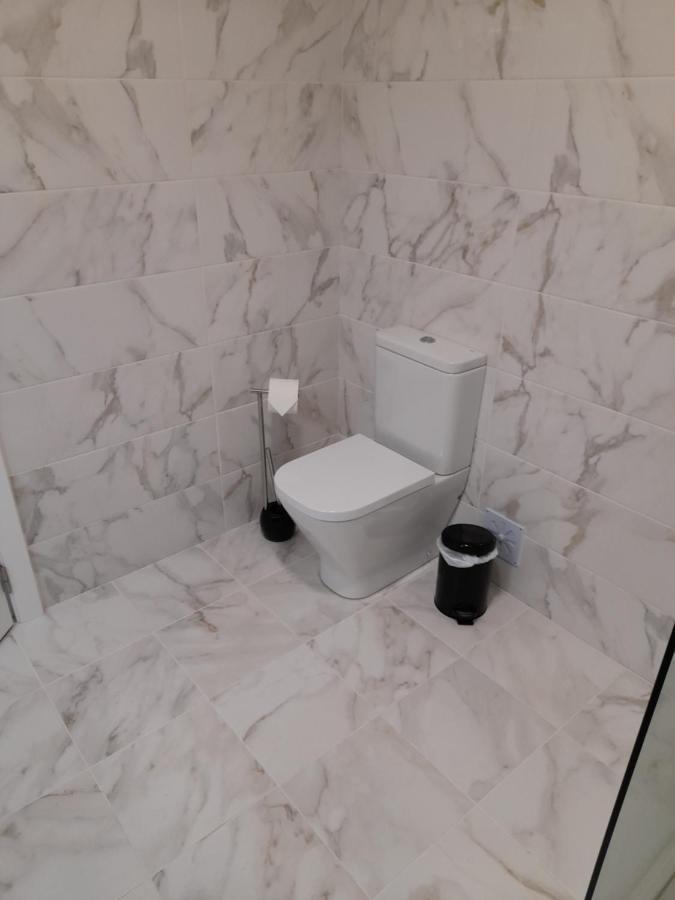 Hall 92 Quartos Com Wc Em Moradia Com Piscina A-Das-Lebres Loures Zewnętrze zdjęcie
